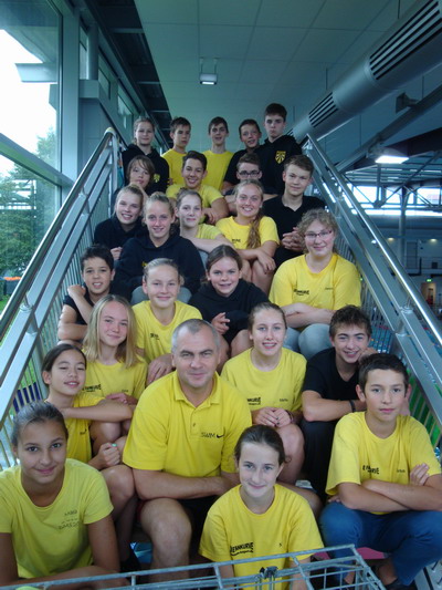 Foto mit allen Schwimmerinnen, Schwimmer und Trainer