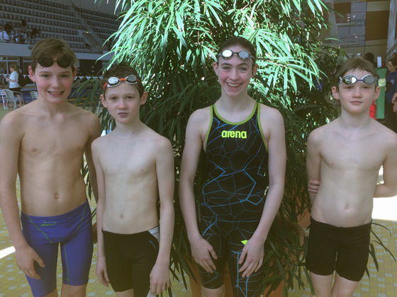 Foto mit Schwimmerinnen und Schwimmer