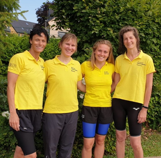 Foto mit Schwimmerinnen Steffi Mikulla, Marion Kroes, Ayleen Kramer und Susanne Fischer.