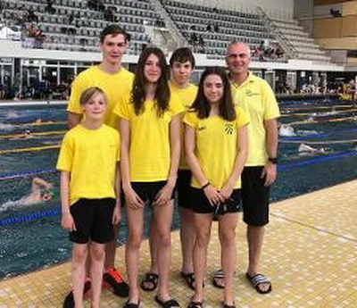 Foto Schwimmerinnen und Schwimmer mit Trainer bei den SV NRW Jahrgangsmeisterschaften.