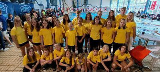 Foto mit Schwimmerinnen und Schwimmer mit Trainerin Ayleen Kramer.